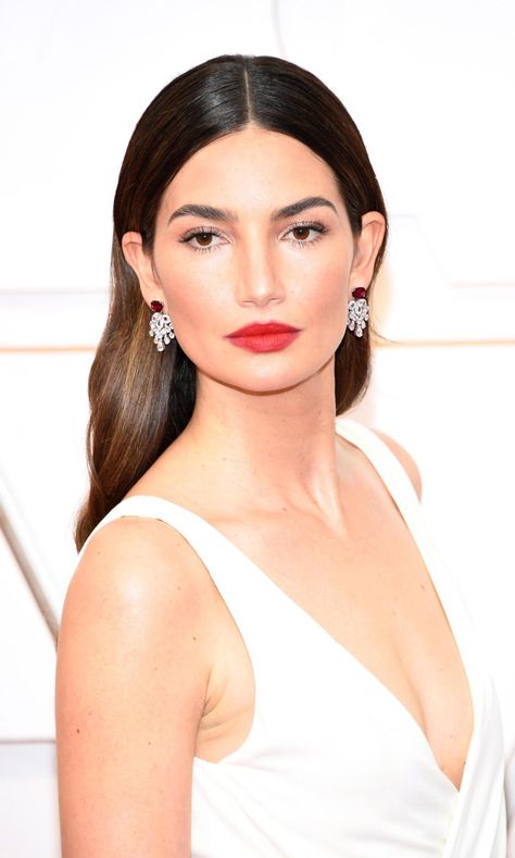 Lily Aldridge Oscars 2020: Best Beauty Moments - Photo 1 Oscar Hairstyles 2022, Bride Straight Hairstyles, Red Carpet Hairstyles For Long Hair, Sleek Hairstyles Down, Sleek Bridal Hair Down, Hair Behind Ears Hairstyles Wedding, Straight Hair Prom Hairstyles, Sleek Wedding Hairstyles, Sleek Wedding Hair