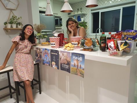 Cineminha para filhas  em casa nesse momento de quarentena. Animou  nossa  noite. Foi uma delícia. Veja mais fotos  no Instagram @decorando.nosso.lar #cinema  #cinemaemcasa #decoração  #festaemcasa #festaquarentena #netflix #filmequarentena #aniversariomenina #rotina #decoraçãoape #apartamentodecorado #aptodecorado No Instagram, Instagram