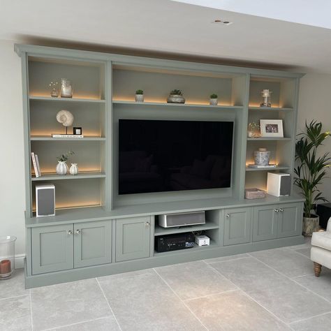 Media Wall Bookcase, Built In Media Unit Living Room, Long Media Wall, Tv Shelves Wall, Living Room Media Wall Ideas, Living Room Built In Units, Tv Bookcase, Built In Tv Cabinet, Built In Tv Wall Unit