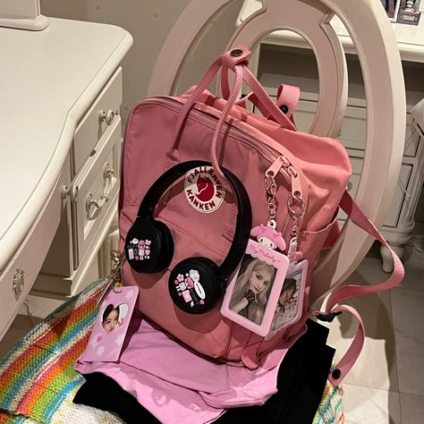 Mochila Kpop, Stylish School Bags, School Bag Essentials, Aesthetic Backpack, Essentials Aesthetic, Bags Cute, Inside My Bag, Aesthetic Bags, Purse Essentials