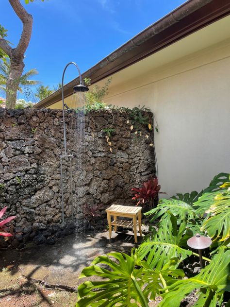 Hawaii Airbnb Aesthetic, Hawaiian House Aesthetic, Hawaii Aesthetic House, Living In Hawaii Aesthetic House, Hawaii House Decor, Hawaii Maui Aesthetic, Hawaii House Aesthetic, Hawaii House Hawaiian Homes, Outdoor Shower Aesthetic