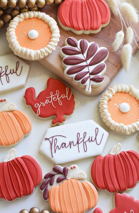 Thanksgiving Flooded Cookies, Decorated Cookies Thanksgiving, Thanks Giving Royal Icing Cookies, Simple Thanksgiving Sugar Cookies, Simple Thanksgiving Cookies Decorated, Turkey Cutout Cookies, Thanksgiving Sugar Cookies Easy, Thanksgiving Theme Cookies, Thanks Giving Sugar Cookies