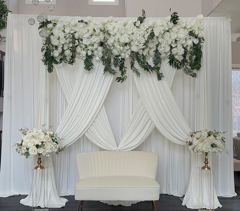 Photo Booth Backdrop Quinceanera, Wedding Decoration Backdrop, Wedding Backdrop Elegant, All White Wedding Backdrop, White Flower Decoration, Back Drop For Wedding Reception Backdrop Ideas, White Backdrop Ideas, Backdrop Ideas For Wedding Reception, Square Backdrop