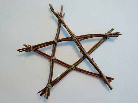 Stick Stars, Diy Stars, Initial Crafts, Woodland Art, Halloween Lanterns, Wooden Stars, Fabric Pumpkins, Craft Night, Pine Needles