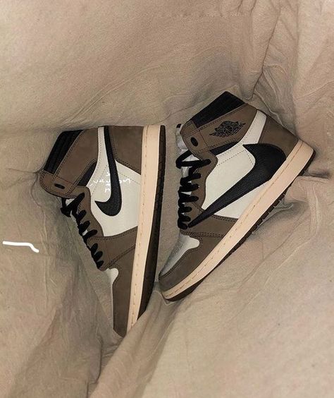 Nike Fashion Shoes, Nike Shoes Girls, Preppy Shoes, Jordan Shoes Girls, Pretty Shoes Sneakers, Jordan Shoes Retro, All Nike Shoes, Shoes Outfit Fashion, Nike Air Shoes