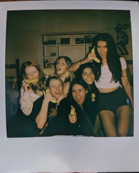 Best friends polaroid group shot with bananas Group Polaroid Pictures, Polaroid Poses Friends, Friend Group Polaroid, Photoshoot Ideas Friends Group Shots, Polaroid Poses, Friends Polaroid, Polaroid Pics, Group Picture Poses, Bucket List Book