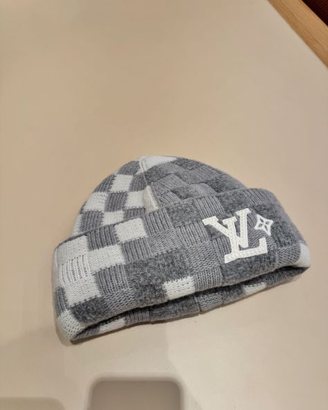 The soft, reversible LV Crush Beanie in light gray wool is covered in the Damoflage pattern, a pixelated blend of camouflage and the Damier print, that Pharrell Williams introduced at Spring-Summer 2024. On the bouclé side, the LV Lovers signature is embellished with pearls, and on the other, a jacquard LV signature is the focal point. #leaguefits #louisvuitton #louisvuittonbags #louisvuittonbag #louisvuittonaddict #louisvuittonlover #lvcommunity #lvworld #leaguefits #hypebeast #saks #fashi... Beanie Man, Lv Beanie, Beanie Streetwear, Bape Jacket, Guys Fashion Casual, Dope Hats, Wooly Hats, Drip Outfit Men, Classy Outfits Men