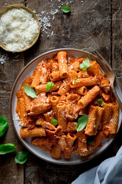 Salmon Tagliatelle, Pasta Sauce Recipes Tomato, Creamy Salmon Pasta, Salmon Pasta Recipes, Rigatoni Recipes, Creamy Tomato Pasta, Tomato Pasta Recipe, Red Sauce Pasta, Creamy Pasta Recipes