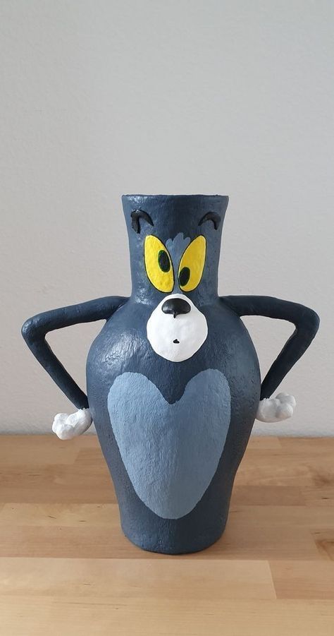 Tom And Jerry Craft, Cartoon Ceramic Ideas, Cute Pottery Vase, Vase Clay Design, One Piece Ceramic, Cartoon Clay Art, Ceramics Vase Ideas, Cartoon Ceramics, Clay Vase Ideas