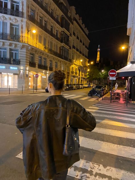 Bus Aesthetic Pic, Photo Idea In Paris, Summer In The City Aesthetic, Paris Aesthetic Photos, French Asethic, Paris Aesthetic Pictures, Paris Picture Ideas, Paris Mood Board, Paris In Summer