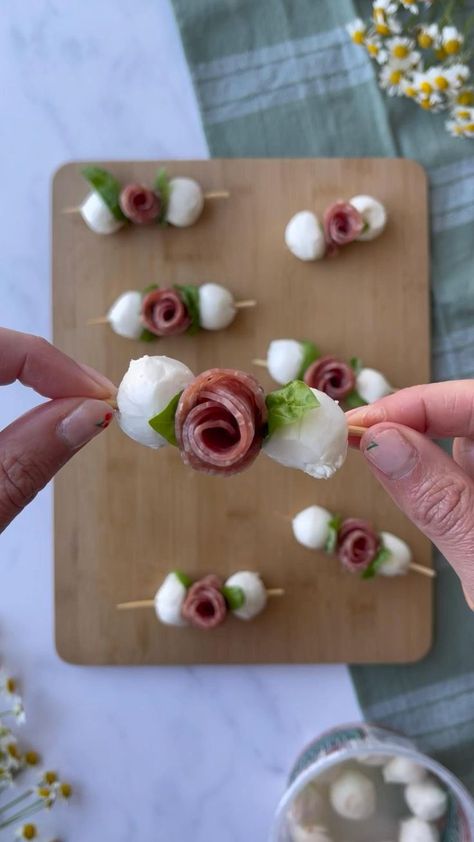 Salami Rose Skewers - The perfect appetizer for Mother’s Day and for a Kentucky Derby Party in 2022 | Party food appetizers, Party food platters, Charcuterie recipes Appetizer Garnish Ideas, Prosciutto Finger Sandwiches, Party Food Skewers, Main Meal Charcuterie Board Ideas, Apps On Skewers, Kentucky Derby Table Decor, Rose Food Ideas, Charcuterie Tooth Picks, Salami Recipes Appetizers