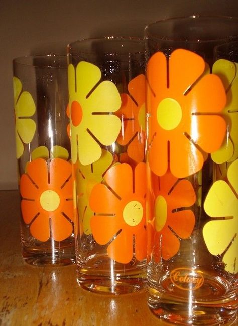 70's glasses 1970 Decor, Vasos Vintage, Flower Glasses, 1970s Childhood, Vintage Drinking Glasses, Cottage Vintage, Glass Ware, Mod Vintage, Deco Retro