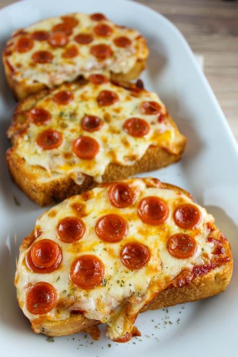 Food Recipes Easy Quick 3 Ingredients, Air Fryer Pizzas, Air Fryer Pizza Bread, Air Fried Pizza Bread, Pizza Toast Recipe, Tostitos Pizza In Air Fryer, Food Recipes Air Fryer, Texas Toast Sandwich Ideas, Pizza Toast