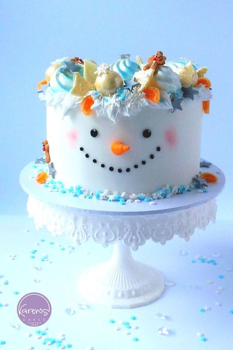 Cute snowman cake with an edible crown made from white chocolates, meringues and icing gingerbread men Snowmen Cakes Ideas, Melted Snowman Cake, Snowman Cake Design, Christmas Birthday Cakes For Boys, Christmas Cakes For Kids, Snowman Cake Ideas, Christmas Cake White, Snowman Birthday Cake, Easy Christmas Cake Decorating Ideas