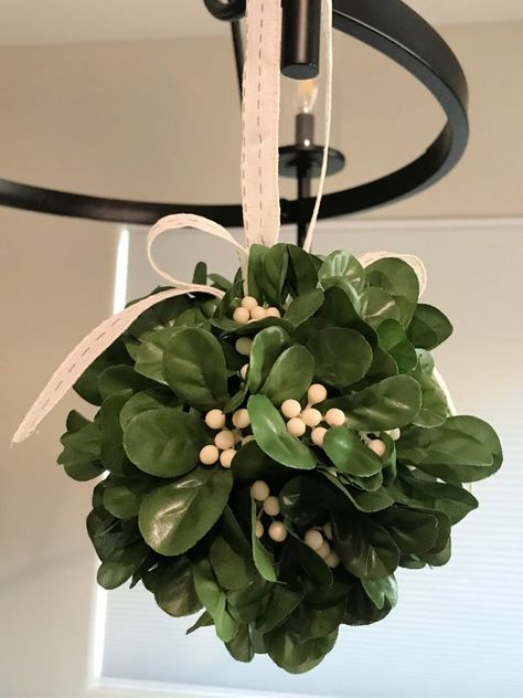 Simple Mistletoe Ball Miseltoe Decoration Diy, How To Make A Mistletoe Diy, Mistletoe Decoration Ideas, Kissing Balls Christmas Diy, Diy Mistletoe Decoration, Kissing Ball Diy, Diy Mistletoe, Mistletoe Ball, Mistletoe Decoration