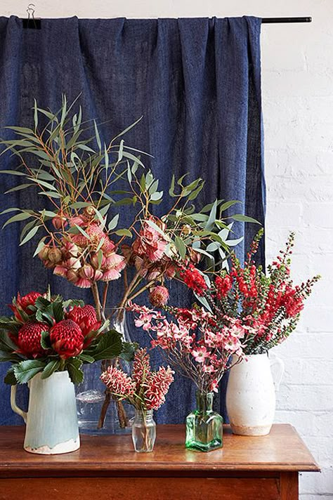 My failsafe Christmas styling tip is heirloom table linen and huge vases of hydrangeas and/or Christmas bush. Summer Xmas Decorations, Bush Christmas Australian, Aussie Bush Christmas, Australian Christmas Table Decorations, Australian Bush Christmas, Christmas Flower Ideas, Christmas Table Flowers, Australian Christmas Decor Ideas, Bush Wedding Australian