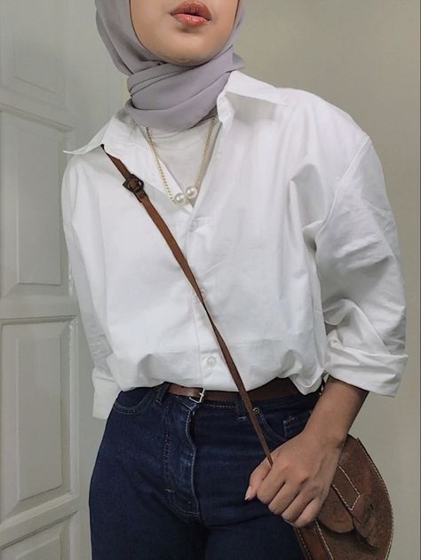 Blue Jeans White Shirt Women, White Top Hijab Outfit, How To Style Plain White Shirt, Hijab With Collared Shirt, White Blouse And Jeans Outfit Hijab, White Tshirt Outfit Hijab, White Shirt Outfit Women Hijab, White Shirt Outfit Hijab, Aida Azlin