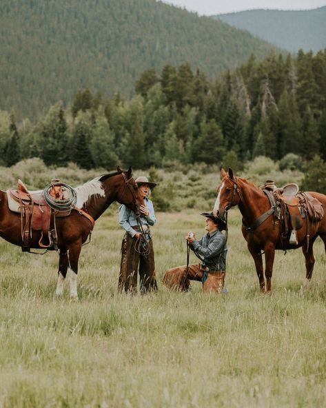 Surprising @_Clara_mae_ with a proposal during our @cinchjeans session was so fun. We even had a conversation about weddings and proposals the night before which really threw her off. Congrats to my two favorite people. // 🌵 Country Wedding Proposals, Western Proposal Pictures, Western Proposal, Proposal Ideas Country, Country Proposal, Western Proposal Ideas, Proposal Ideas With Horses, Wedding Proposal Videos, Couple Horse Photography