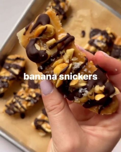 Eating Healthy on Instagram: "BANANA SNICKERS for a fun + healthy dessert idea 🍫🥜🍌 by @anythingbutramen I’ve seen these all over and had to make my own! I love this recipe because it takes simple kitchen ingredients and turns it into a healthier version of your favorite candy 🍬 These are so fast to assemble and can be stored in your freezer whenever you’re craving a little treat! 🙌 

Ingredients:
- 2 bananas
- 1/4 cup peanut butter
- 3 TBS peanut halves, chopped
- 1/4 cup chocolate chips, melted—I used @hukitchen 
- optional: 1/4 tsp coconut oil for melting
- optional: flakey salt for topping

Directions:
- cut a banana in half then each piece in half lengthwise creating 4 banana slices, do this to both bananas so you end up with 8
- add banana slices to a parchment lined plate or tra Banana Snickers, Flakey Salt, Banana Slices, Kitchen Ingredients, Banana Slice, Healthy Sweets Recipes, Banana Healthy, Simple Kitchen, A Banana