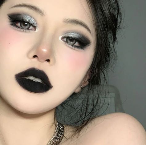 Black Makeup Eye, Black Eye Makeup Looks, Grey Makeup Looks, Soft Dark Makeup, Dark Makeup Ideas, Makeup Looks Dark, 50's Makeup, Maquillaje Dark, Black And Silver Eye Makeup