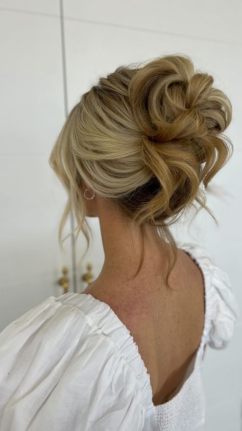 Bridesmaid Hairstyles Updo Side, Up Dos Blonde Hair, Updo With Side Pieces, Hairstyles For Bridesmaids Down Curls, Bridal Shoulder Length Hairstyles, Bridesmaids Hairstyle Updo, Wedding Hairstyles With Bangs Updo, Pulled Back Prom Hairstyles, Soft Formal Hairstyles