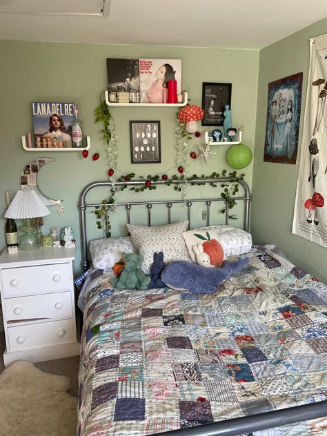 Twee Room Aesthetic, 1950s Bedroom Aesthetic, Twee Room, Square Bedroom Layout, Pale Blue Room, Grandma Bedroom, Maximalist Bedroom Ideas, Cute Rooms, Dorm Room Inspiration