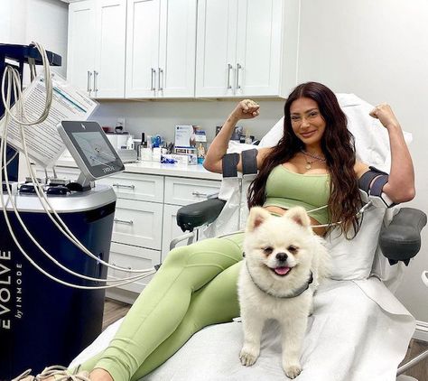 Even Francesca Farago, a model and social media influencer takes her turn with the Evolve Tite 💪 #evolve #batarms #extraskin #muscletoning #trim #tone #tite #transform #bodycontouring #bodytreatment #nogym #nodowntime #totaltransformation #selfcare #medicalspabrevard #brevardcounty #beautiful #body #spacecoastflorida Francesca Farago, Extra Skin, Medical Spa, Flo Rida, Beautiful Body, Spring Is Coming, Med Spa, Body Treatments, Body Contouring