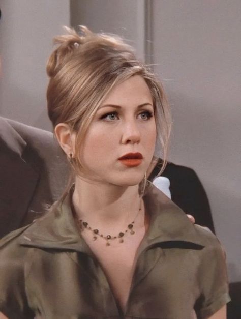 Rachel Green Hair Styles Updo, Rachel Green Updo Hair, French Twist Rachel Green, Jennifer Aniston Side Profile, Rachel Green Hair Updos, Rachel Green Hairstyles Updo, Friends Rachel Makeup, Rachel Green French Twist, Rachel Green Makeup Look