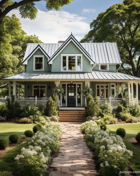 Exterior Design Farmhouse, Green Farmhouse Exterior, Contemporary Farmhouse Exterior, Farmhouse Exterior Ideas, Green Farmhouse, Paint House, Farmhouse Exterior Design, Exterior Makeover, Contemporary Farmhouse