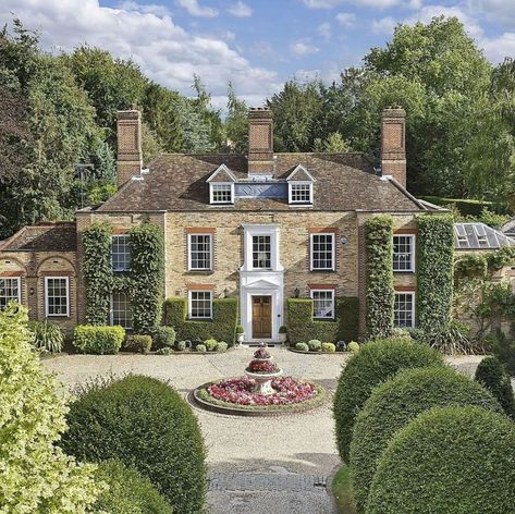 EUROPEAN ANTIQUES on Instagram: “A charming Q U E E N Anne-style country house in Cambridge⁠ via @prosperiarchitecture⁠ *⁠ *⁠ *⁠ #prosperiarchitecture #interior #landscape…” Home European Style, England Houses Country, Country Estate Homes England, New England Style Home Interior, Antique House Exterior, England House Aesthetic, Gothic Lighthouse, English Manor Houses Country Estate, Country House England