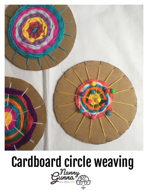 Classroom Weaving Projects, Weaving In A Circle, Cardboard Weaving For Kids, Corrugated Cardboard Crafts, Yarn Wrapped Letters, Circle Weaving, Craft Club Ideas, Circle Artwork, Printmaking Projects