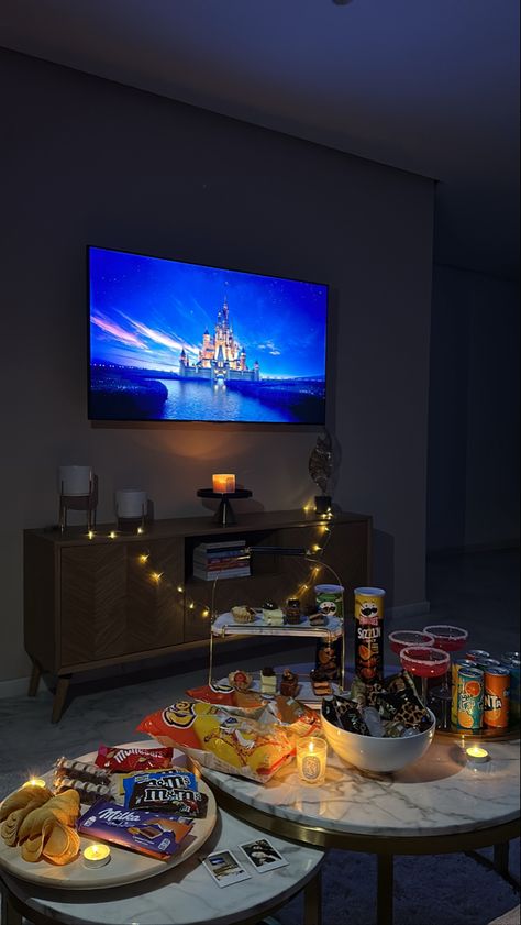 Poor Life Aesthetic, Couple Movie Night Aesthetic, Movie Night Set Up, Movie Night Disney, Romantic Home Dates, Couples Movie Night, Indoor Movie Night, Backyard Movie Theaters, Plateau Tv