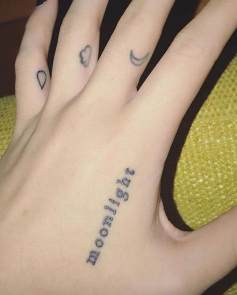 Cute Finger Tattoos, Arts University, Grunge Tattoo, Geniale Tattoos, I Graduated, My Tattoo, Poke Tattoo, Dainty Tattoos, Aesthetic Tattoo