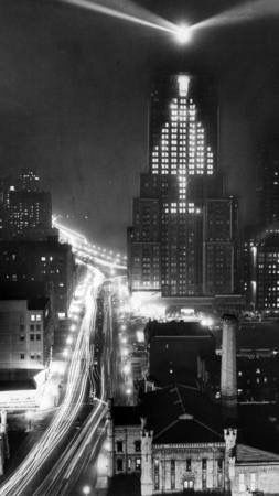 Lit windows in the Palmolive Building at 919 N. Michigan Ave. form a huge Christmas tree in December 1938 Chicago Sights, Huge Christmas Tree, Christmas In Chicago, Darkest Academia, Chicago Pictures, Nyc Night, Reference Board, Visual Reference, Chicago History