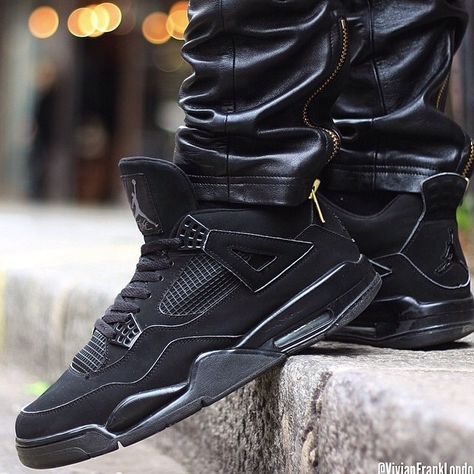 Jordan 4 Black Cat Outfit, Tenis Jordan Retro, Black Cat Outfit, Air Jordan 4 Black Cat, Air Jordan Iv, Jordan 4 Black, Black Basketball Shoes, Jordan Retro 4, Sneaker Outfits