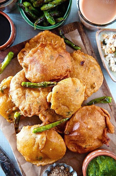 Aloo Pakora, Indian Fast Food, Afternoon Lunch, Marathi Culture, Pakora Recipe, Potato Slices, Potato Fritters, Pakora Recipes, Snacks Appetizers