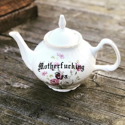 Teapot Ideas, Funny Tea Cups, Wicked Crafts, Collectible China, Teapots Unique, Plates Diy, Tea Diy, Pretty Cups, Goth Decor