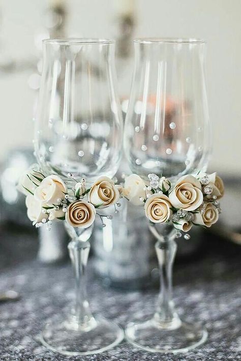 Wedding Champagne Flutes Diy, Rustic Wedding Glasses, Glass Decor Ideas, Champagne Glasses Wedding, Wine Glass Wedding, Clay Roses, Wedding Toasting Glasses, Toasting Flutes Wedding, Wedding Wine Glasses