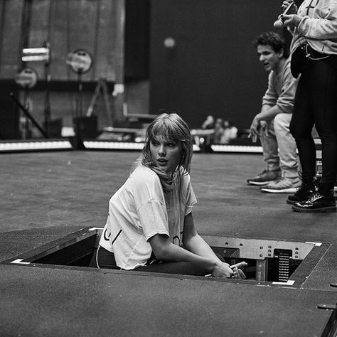 Taylor Swift on Instagram: “Deep blue but you painted me golden.” Ella Enchanted, Swift Photo, Stadium Tour, Swift 3, Taylor Swift Fan, Taylor Swift Pictures, Shirtless Men, Lorde, Taylor Alison Swift