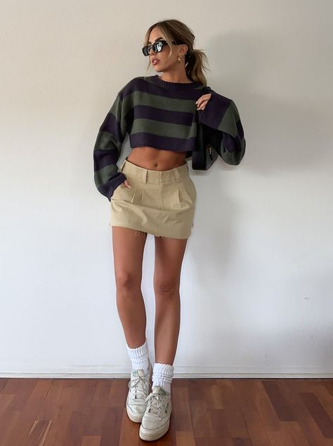 Prep School Skirt Khaki Skirt Outfits, Trendy Street Style Outfits, Formal Skirts, Styling Skirts, Oversized Cropped Sweater, School Skirt, Khaki Skirt, Model Lifestyle, Prep School