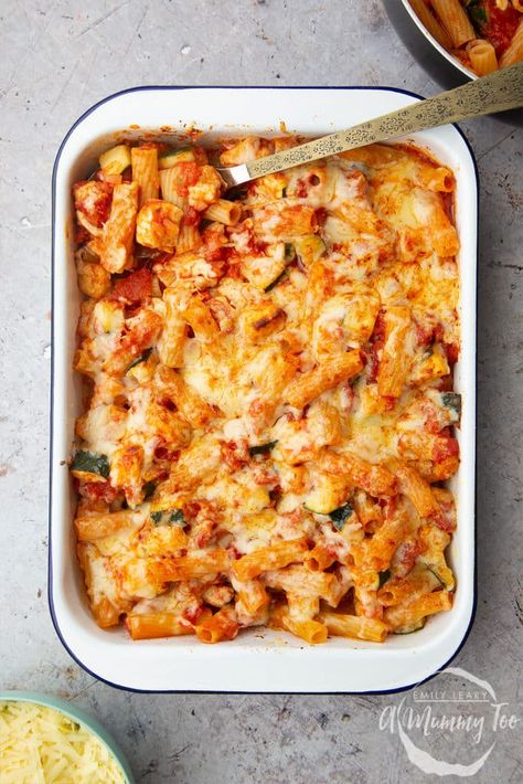 The completed halloumi pasta bake in a baking tray after being pulled out from the oven. Recept Pasta Oven, Pasta Bake Recipes, Halloumi Pasta, Pasta Bake Recipe, Baked Pasta Recipes, Bake Recipes, Baking Tray, Pasta Bake, Veggie Dishes