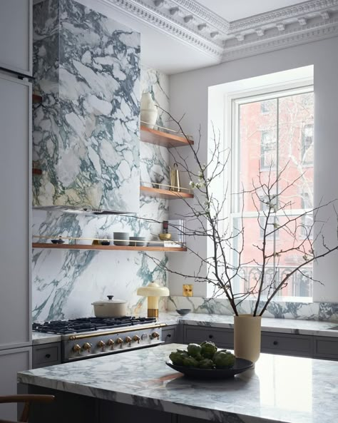 Architecture • Instagram No Upper Cabinets, Wainscoting Panels, Classic Kitchen, Kitchen Design Trends, Smart Kitchen, Stunning Kitchens, Kitchen Marble, Kitchen Trends, Counter Tops