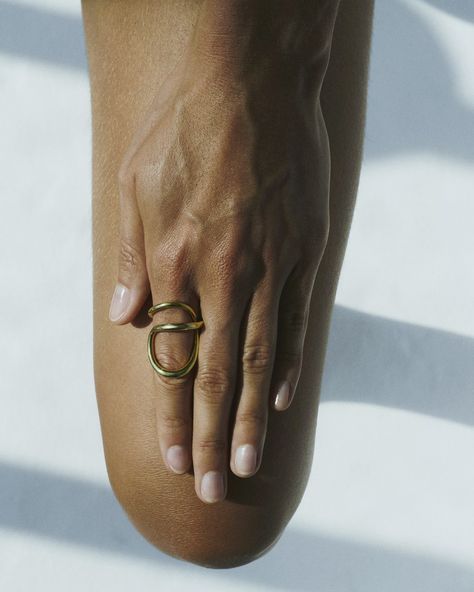 Ribbon Ring, Charlotte Chesnais, Bracelet Initial, Perfume Store, Style Sportif, Gold Armband, Color Care, Geometric Lines, Abstract Lines