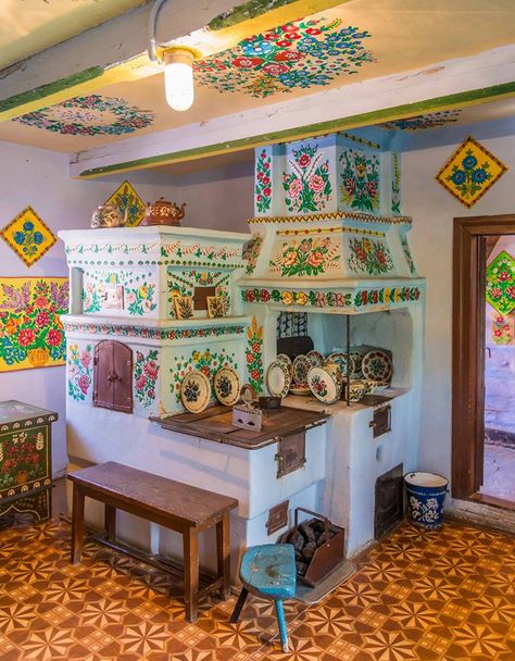 Traditional kachelofen in Zalipie, Poland. Poland Interior Design, Polish Painted Houses, Poland Folk Art, Zalipie Poland Folk Art, Slavic Kitchen, Polish Interior Design, Zalipie Poland, Folk Kitchen, Slavic Folk Art