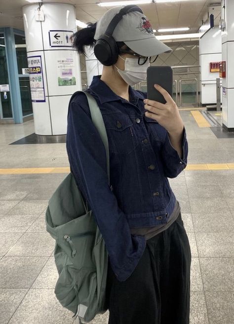 Style With Headphone, Headphone Fits, Outfit With Headphones, Outfits With Backpacks, Headphones Style, Headphone Outfit, Backpack Outfit, Airport Fashion, Tomboy Fashion