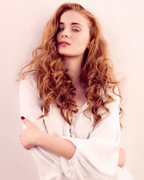 Sophie Turner Photoshoot, Cinnamon Hair Colors, Natural Makeup Style, Cinnamon Hair, Fire And Blood, Hair Blond, Cooler Style, Copper Hair Color, Auburn Hair