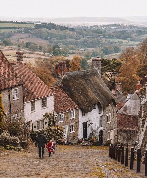 Britain has some of the most beautiful countryside villages. Thank you @postcardsbyhannah for capturing this breathtakingly moment in time England Aesthetic, England Countryside, Kentish Town, English Village, British Countryside, Voyage Europe, Stonehenge, English Countryside, England Travel