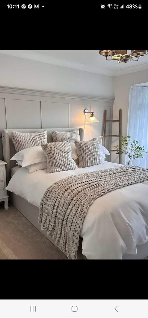 Bedroom No Windows, Hotel Style Bedroom, Beige Bedroom Decor, Sage Green Bedroom, Bedroom Ambiance, Cottage Living Rooms, Bedroom Decor Inspiration, Bedroom Renovation, Room Makeover Bedroom