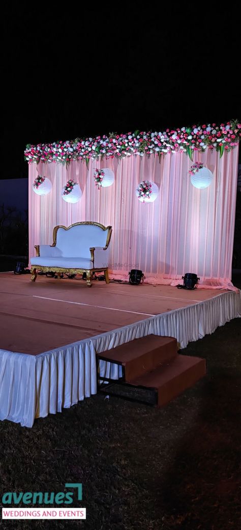 Marriage Event Decor, Photo Background Decoration, Engagement Photos Decoration, Engejment Decoration At Home, New Stage Decorations, Bridal Stage Decoration Wedding Ideas, Wedding Stage Backdrop Receptions, Engejment Decorations, Engagement Background Decoration Indian