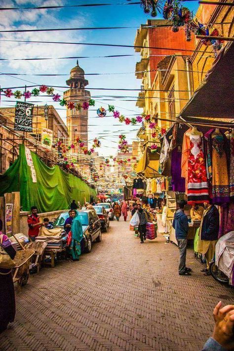 Lahore, India Pashtun Culture Pakistan, Pakistan Aesthetic Wallpaper, Pakistan Culture Aesthetic, Pashtun Aesthetic, Pakistani Culture Art, Indian Cityscape, Pakistani Culture Aesthetic, Dehli Gate, Pakistan Market